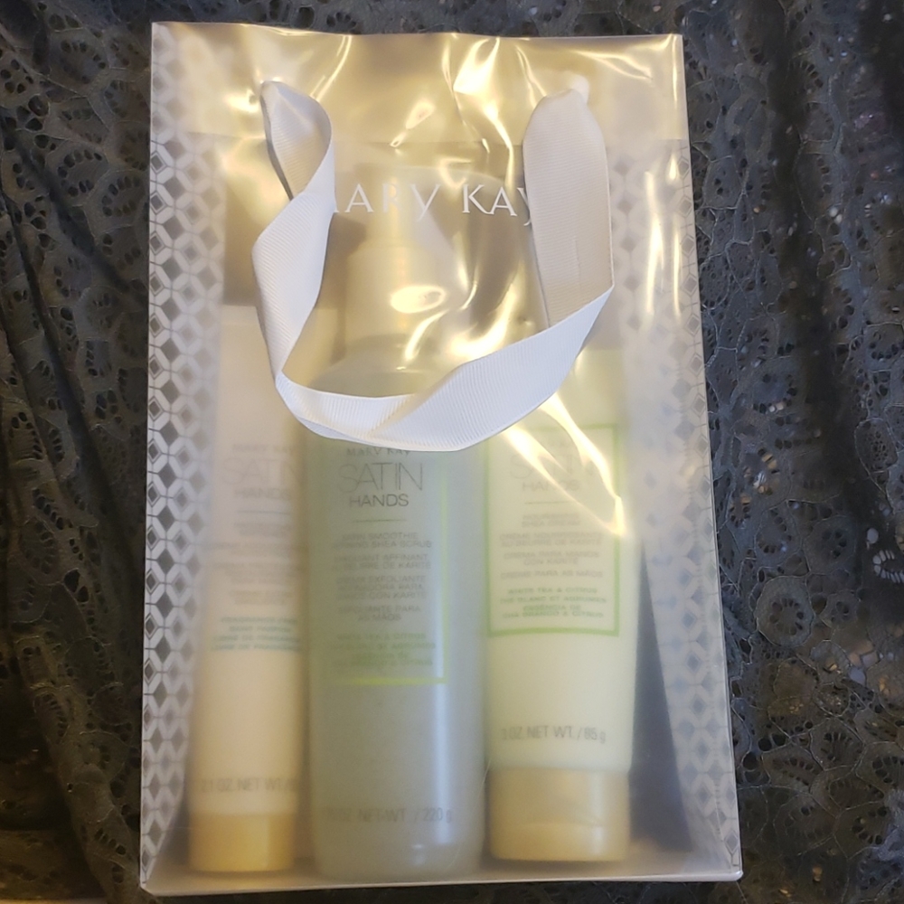 NWT 💕 White Tea & Citrus Satin Hands set